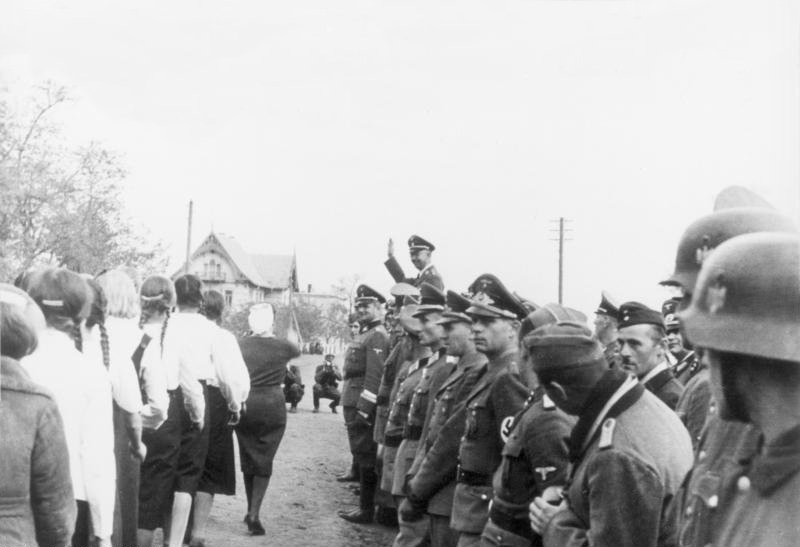 Промивали мізки та вивозили до Німеччини - як у Запоріжжі під час нацистської окупації діти навчалися в школі