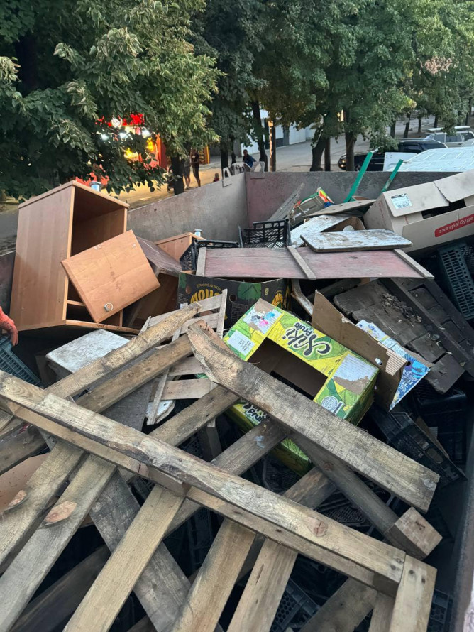 Справжнє звалище - в одному з районів Запоріжжя вуличні торгівці лишили по собі 18 тонн сміття (фото)