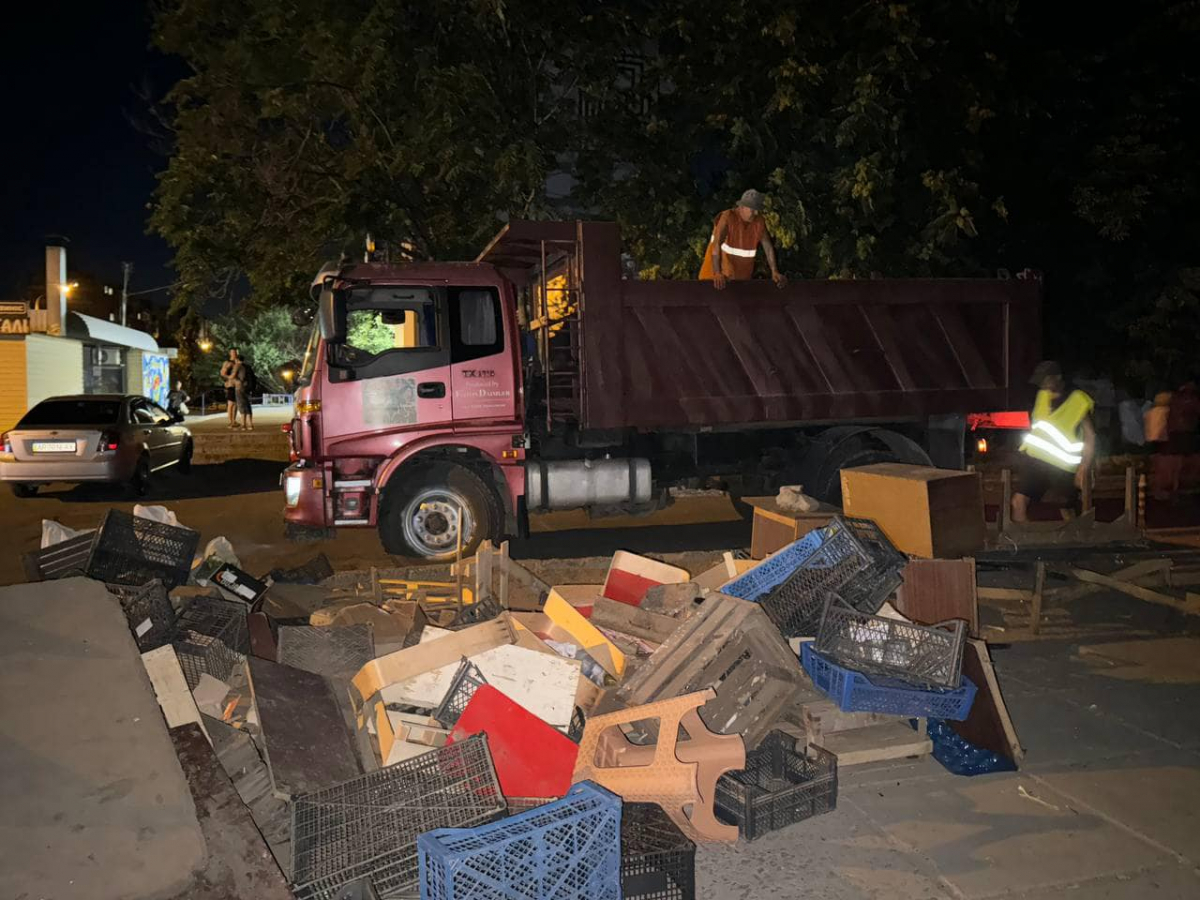 Справжнє звалище - в одному з районів Запоріжжя вуличні торгівці лишили по собі 18 тонн сміття (фото)