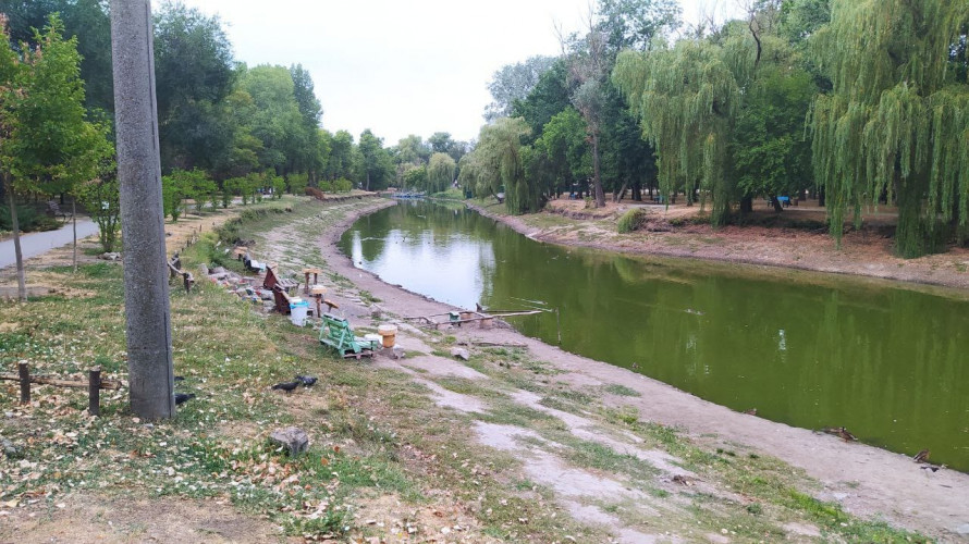 У центральному запорізькому парку обміліли озера (фото)