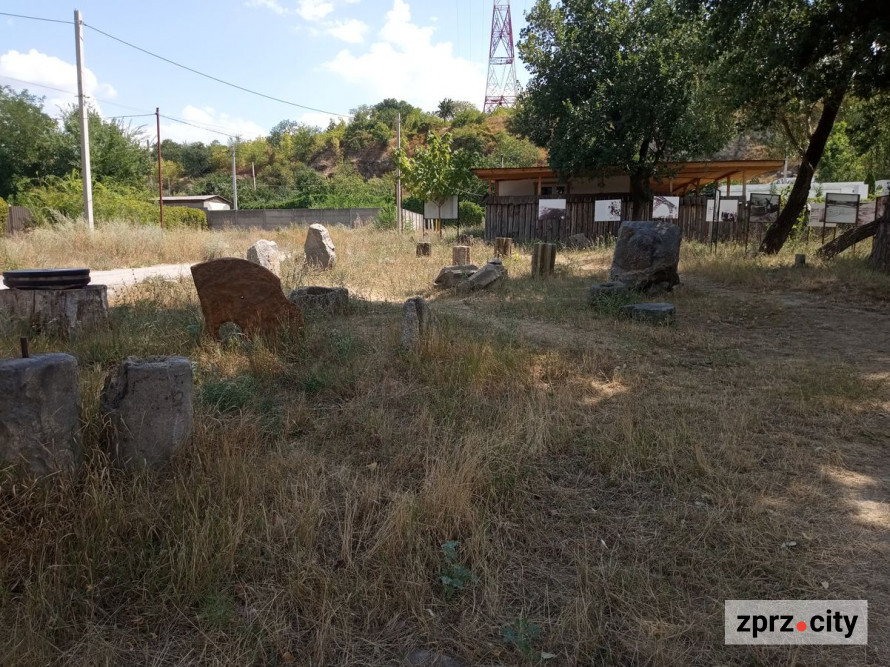 У Запоріжжі на узбережжі Дніпра існує Музей каміння просто неба - ексклюзивні подробиці від засновника