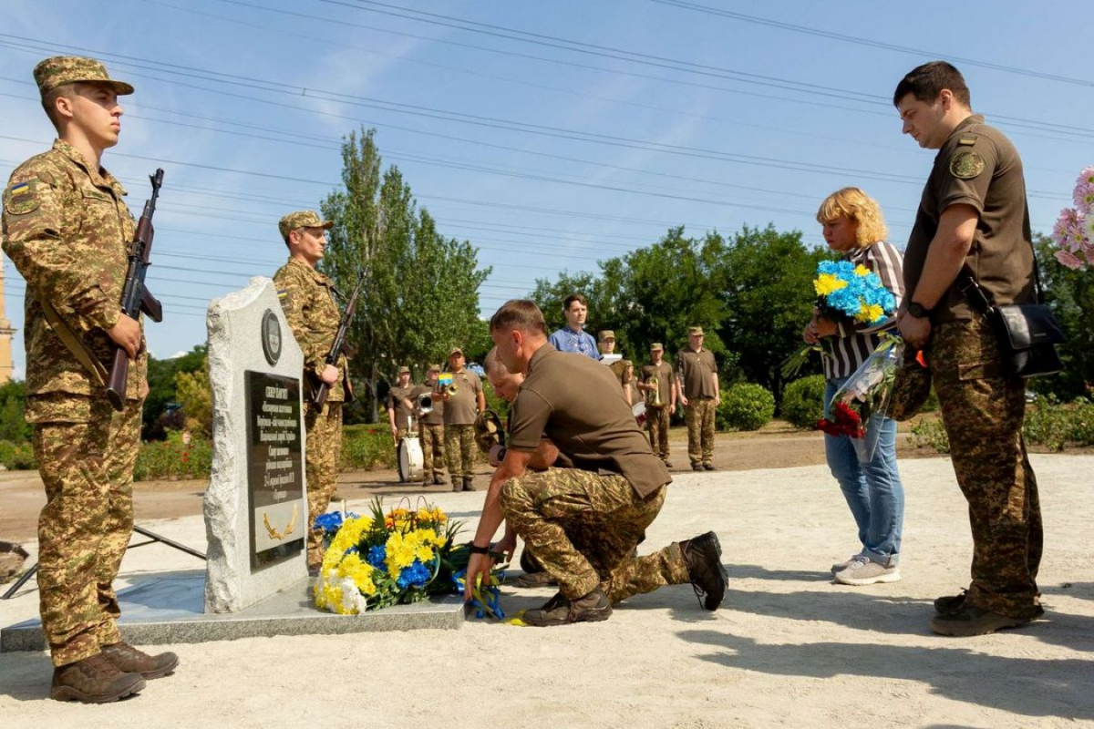 У Запоріжжі відкрили Алею Слави захисникам Маріуполя - фото