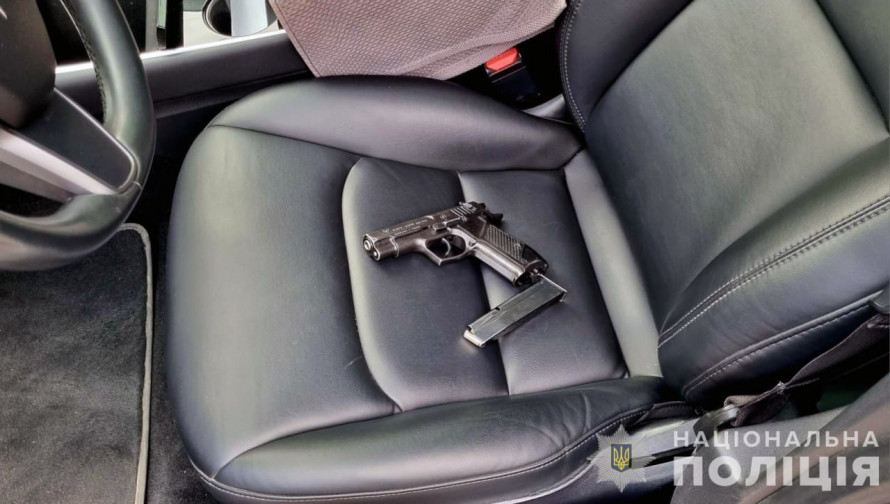 У Запоріжжі водій іномарки вистрелив з пістолета у пішохода – подробиці