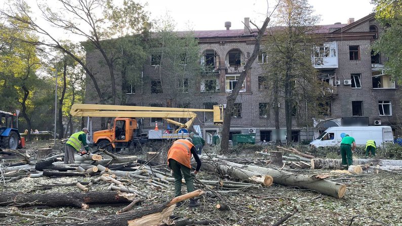 Наслідки ракетної атаки Запоріжжя. 17 людей дістали поранень