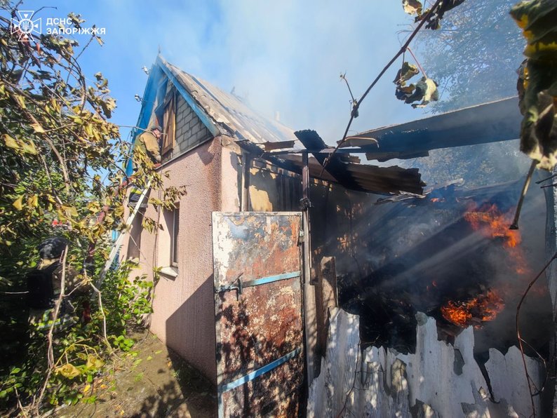 У Пологівському районі внаслідок обстрілів РФ сталося п'ять пожежі— ДСНС