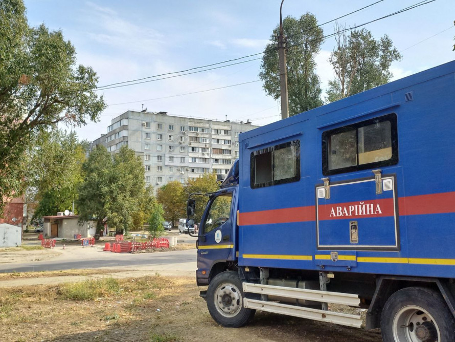 Аварійна ділянка - в одному з районів Запоріжжя ремонтують водогін (фото)