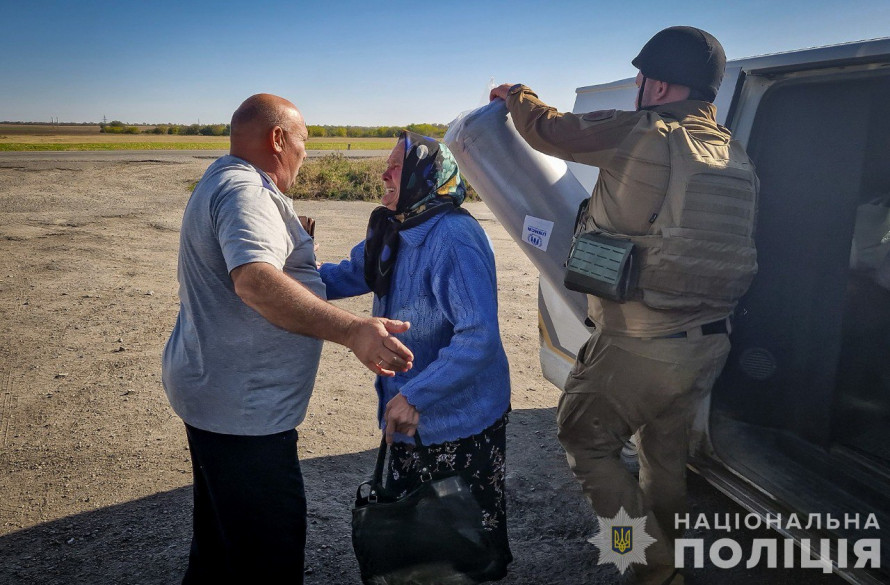 До Запоріжжя евакуювали мешканку Малої Токмачки, сина якої вбив російський дрон (фото)