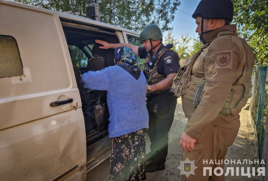 До Запоріжжя евакуювали мешканку Малої Токмачки, сина якої вбив російський дрон (фото)