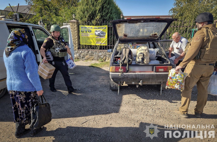 До Запоріжжя евакуювали мешканку Малої Токмачки, сина якої вбив російський дрон (фото)