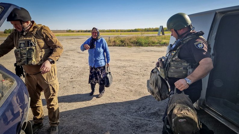 З Малої Токмачки Запорізької області евакуювали літню жінку, син якої загинув від атаки російського FPV-дрона