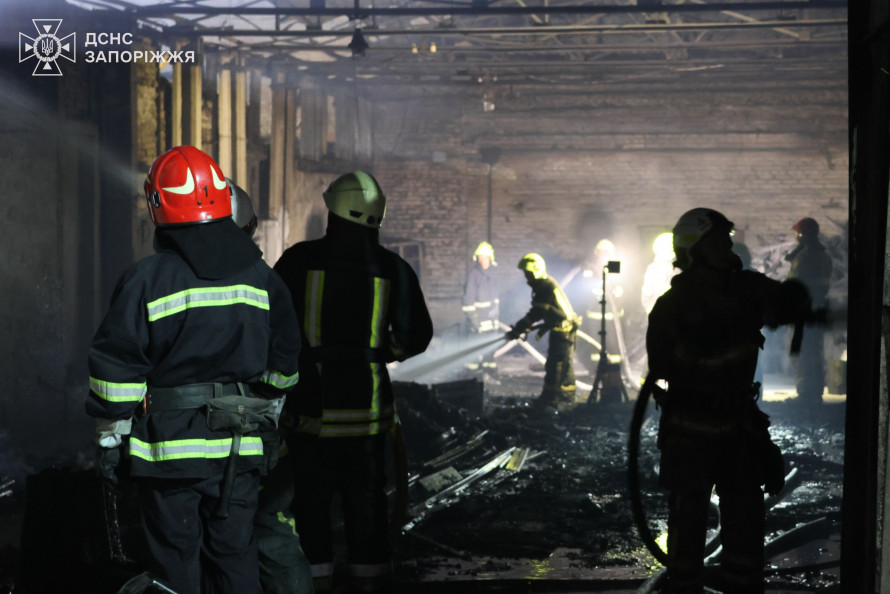 Хроніка нічних пожеж у Запоріжжі - загибель у квартирі та масштабне загоряння на складі з дровами