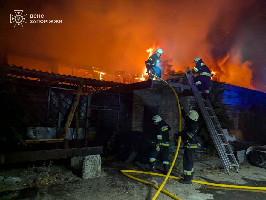 Хроніка нічних пожеж у Запоріжжі - загибель у квартирі та масштабне загоряння на складі з дровами