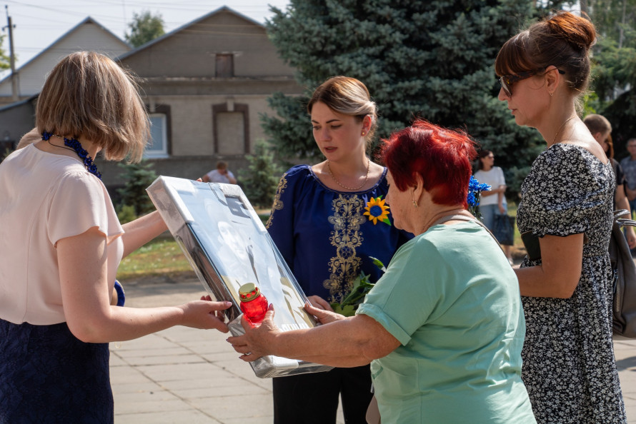 Квіти та свічки - в одній з громад Запорізького району відкрили Алею Слави і пам'яті Героїв (фото)