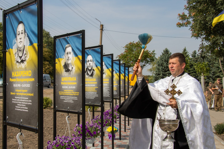 Квіти та свічки - в одній з громад Запорізького району відкрили Алею Слави і пам'яті Героїв (фото)