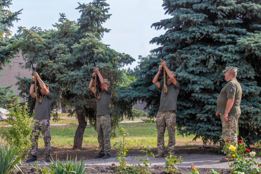 Квіти та свічки - в одній з громад Запорізького району відкрили Алею Слави і пам'яті Героїв (фото)