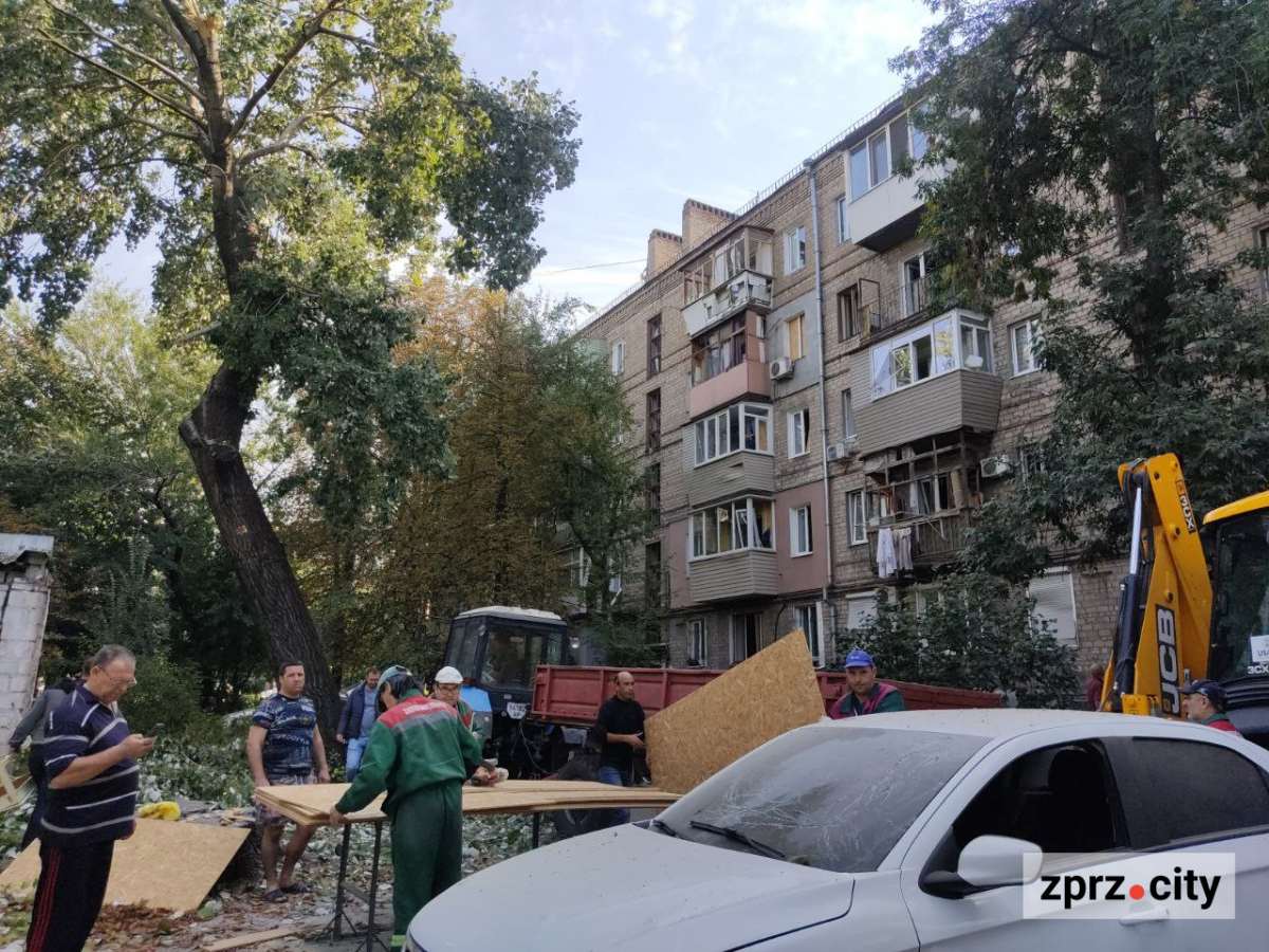 На вулицю в одному халатику - що розповідають очевидці нічного масованого обстрілу Запоріжжя (фото)