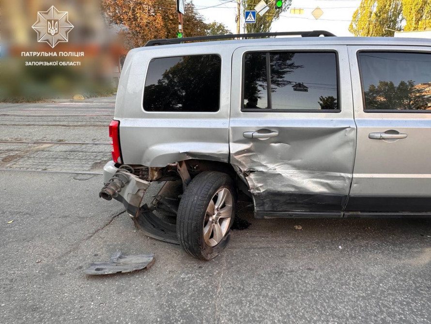 Не пропустив автівку та розбив свою й чужу машини - в центрі Запоріжжя сталось ДТП (фото)