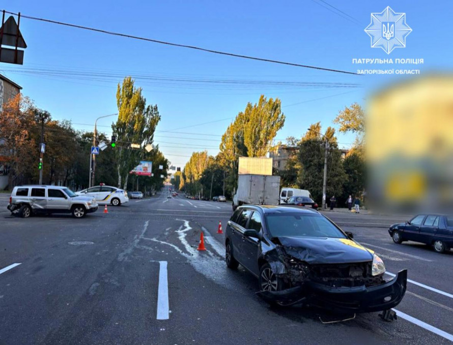 Не пропустив автівку та розбив свою й чужу машини - в центрі Запоріжжя сталось ДТП (фото)