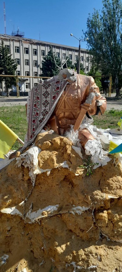 Не взяв ні копійки - пам'ятник Нестору Махну в Гуляйполі відновлював київський скульптор (фото)