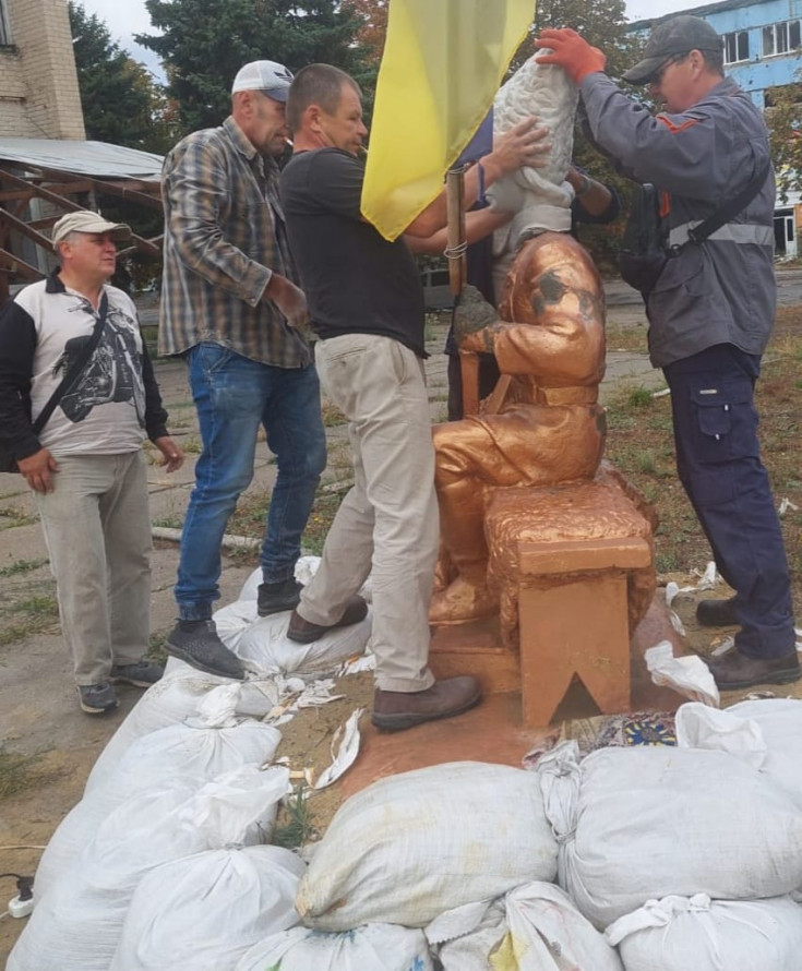 Не взяв ні копійки - пам'ятник Нестору Махну в Гуляйполі відновлював київський скульптор (фото)