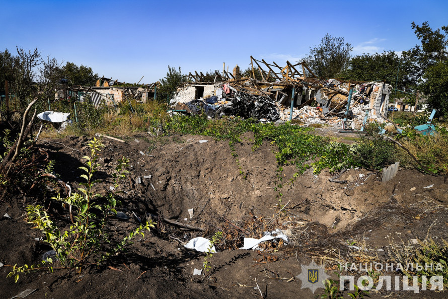 Окупанти влучили неподалік від будинку - багатодітна сім'я наважилась на евакуацію з зони бойових дій у Запорізької області