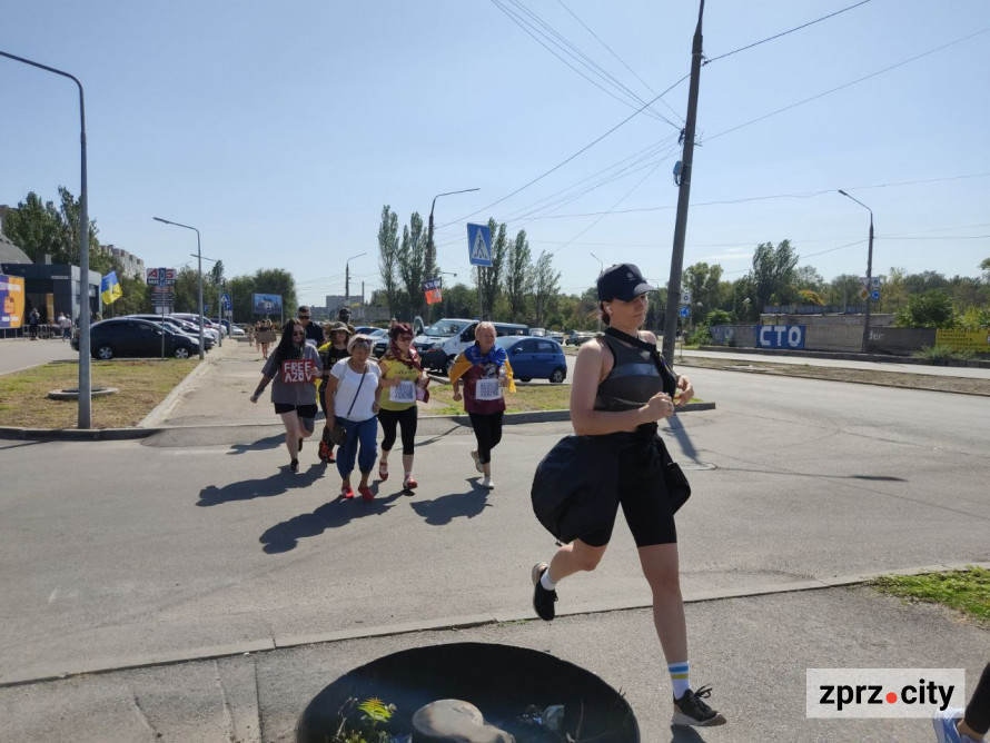 "Пишаємося, віримо і чекаємо" - у Запоріжжі рідні військовополонених провели забіг на їх підтримку (фото)