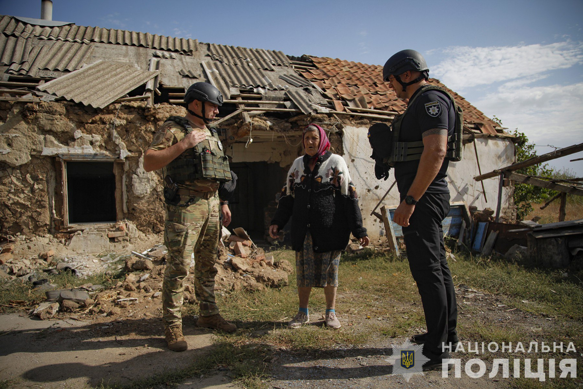 Поліцейські евакуювали літню жінку з Гуляйполя - як зараз живе та виглядає прифронтове місто