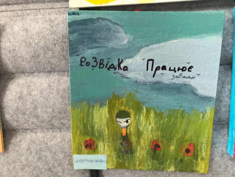Продає малюнки і збирає на дрон: у Запоріжжі відкрилася перша персональна виставка юної художниці з окупованого селища