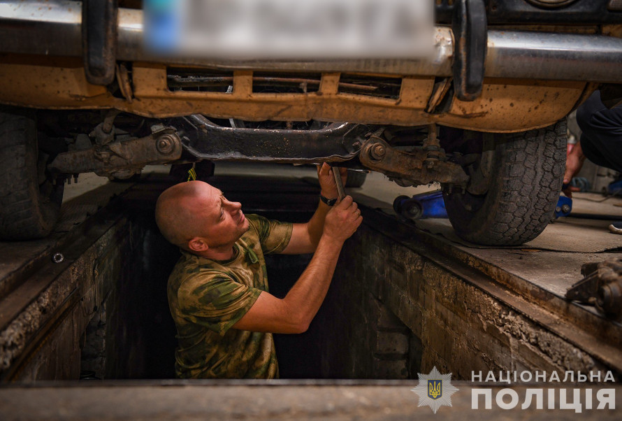 Ремонтує у вільний час авто для захисників - історія поліцейського із Запоріжжя