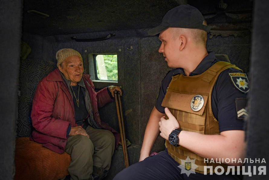 Сама на цілу багатоповерхівку - з прифронтового Оріхова евакуювали самотню пенсіонерку (фото, відео)