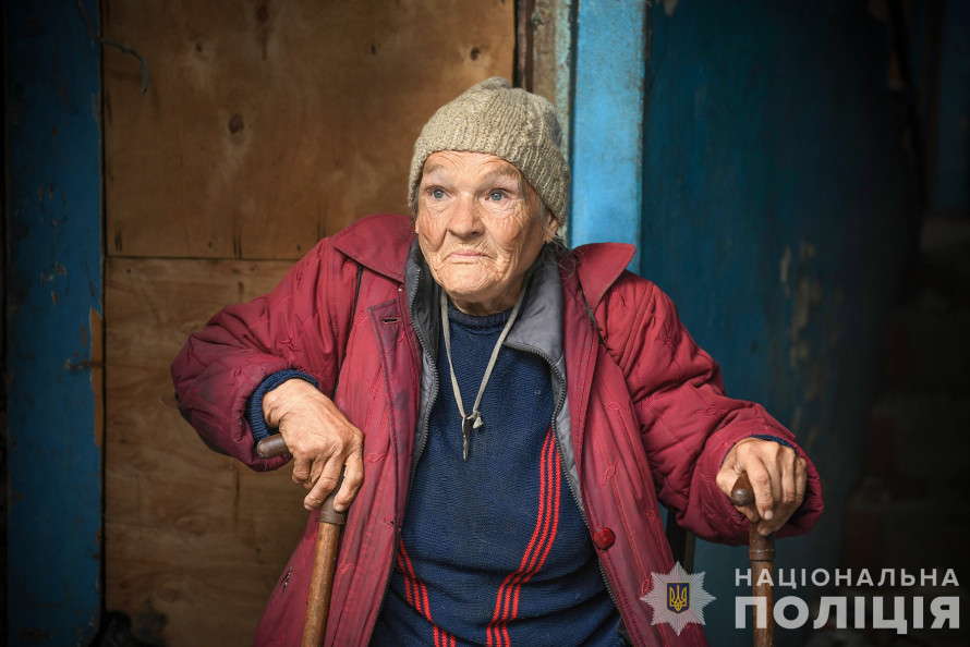 Сама на цілу багатоповерхівку - з прифронтового Оріхова евакуювали самотню пенсіонерку (фото, відео)