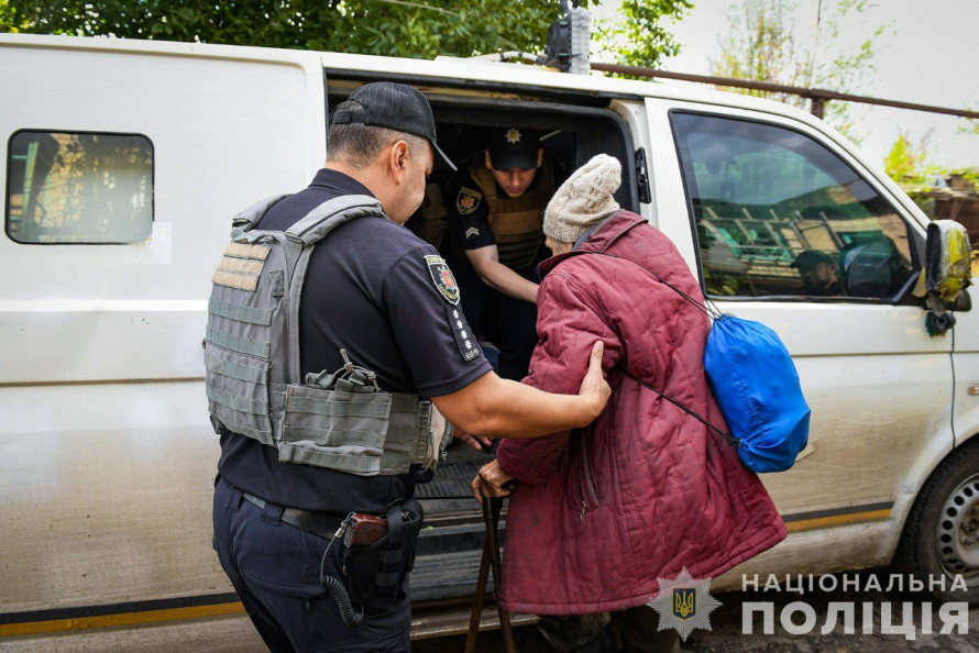 Сама на цілу багатоповерхівку - з прифронтового Оріхова евакуювали самотню пенсіонерку (фото, відео)