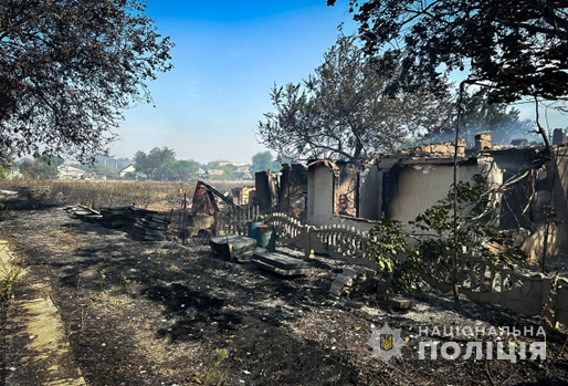 Сіла під стіну з хрестом і залишилася живою - як живуть люди у Гуляйполі під щоденними обстрілами ворога (фото, відео)