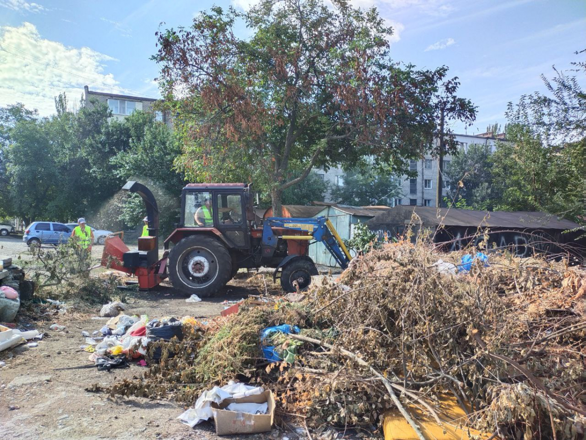 Сміття біля будинків – у Запоріжжі виявили чергове стихійне звалище