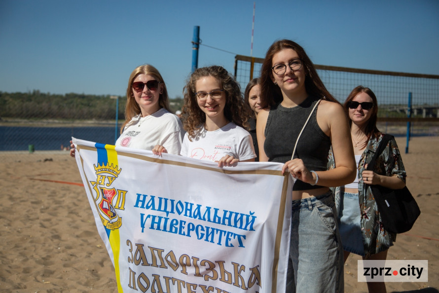 Спільне дозвілля та нові знайомства — у Запоріжжі відбувся молодіжний турнір з пляжного волейболу