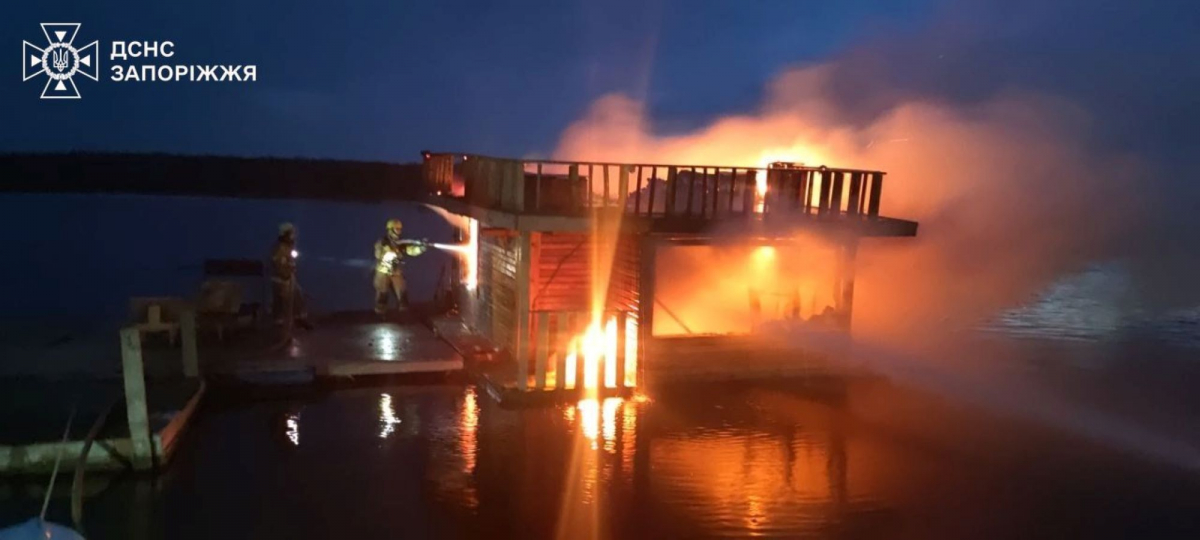 У центральному районі Запоріжжі згоріла лазня на плаву - подробиці, фото