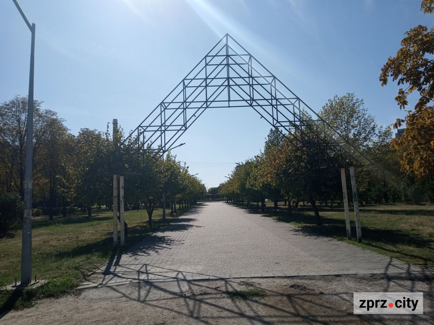 У головному парку одного з районів Запоріжжя нарешті відремонтують аварійні доріжки і лавки - ексклюзивні подробиці