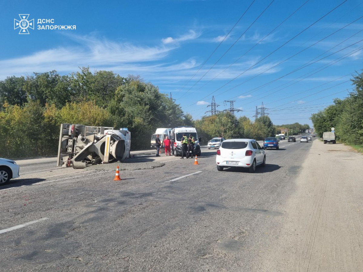 У Запоріжжі на трасі Харків-Сімферополь перекинувся автобетонозмішувач та перегородив дорогу - що з водієм, подробиці ДТП