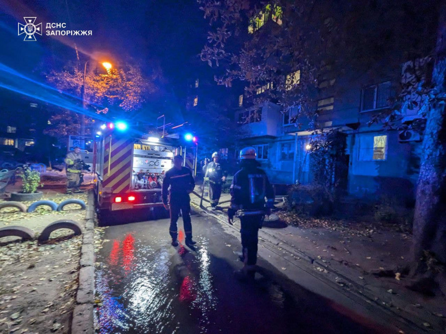 У Запоріжжі палала багатоповерхівка - надзвичайники врятували людину (фото)