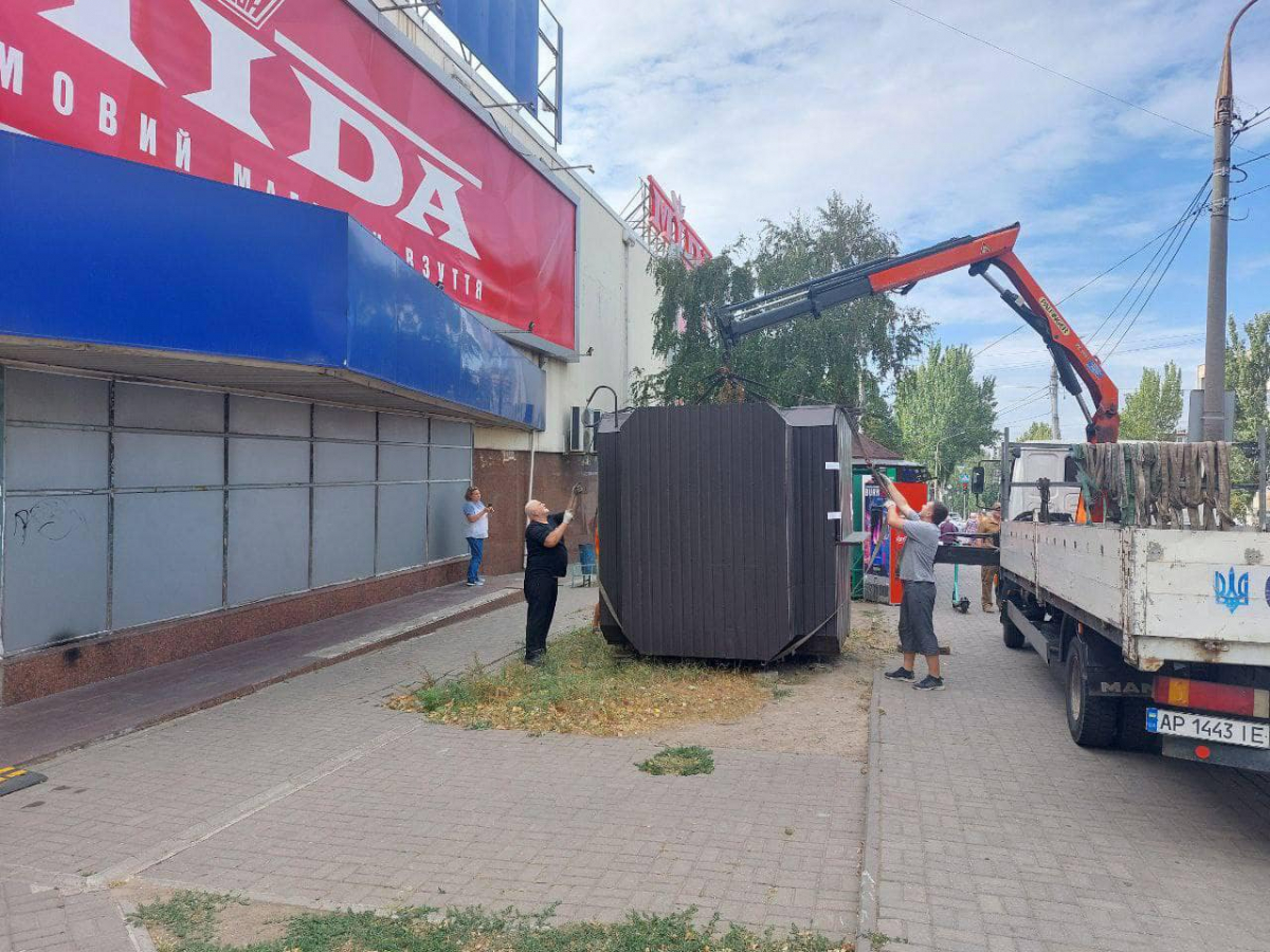 У Запоріжжі прибрали черговий МАФ в одному з районів – фото