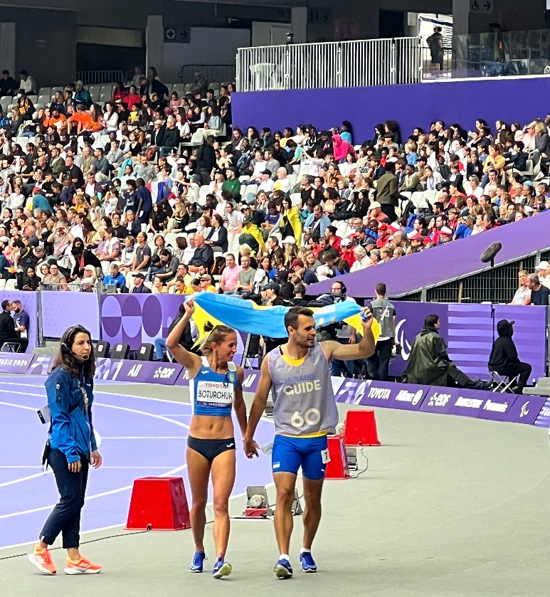 Українська легкоатлетка виборола медаль на Паралімпійських іграх у Парижі - її супроводжував бігун із Запоріжжя (фото)