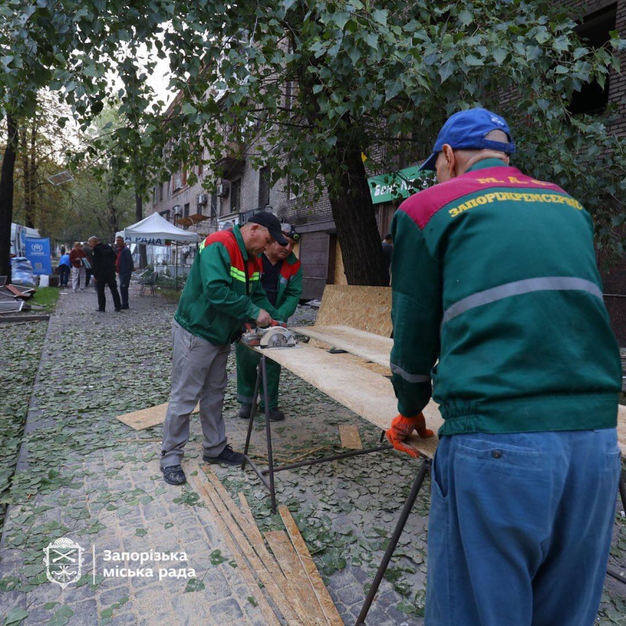 Вибиті вікна та пошкоджене майно – куди звертатись запоріжцям, чиї домівки постраждали від нічної атаки