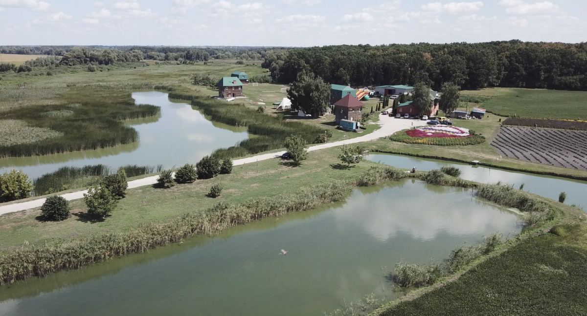 "Від цього я кайфую": як переселенець з Мелітополя відновлює на Черкащині базу відпочинку