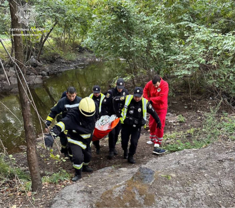 Впав у воду та травмувався - у Запоріжжі патрульні врятували чоловіка