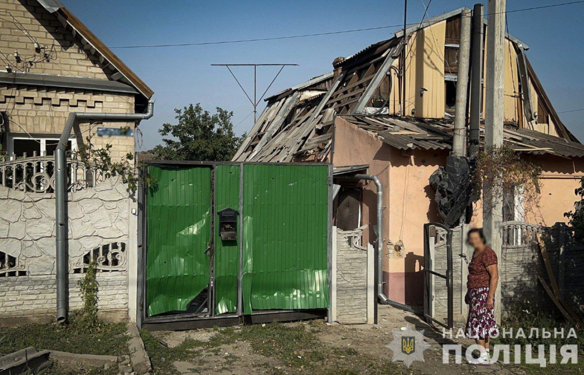 Без даху, вікон та дверей - ворожі обстріли понівечили житло запорізької поетеси-піснярки (фото)