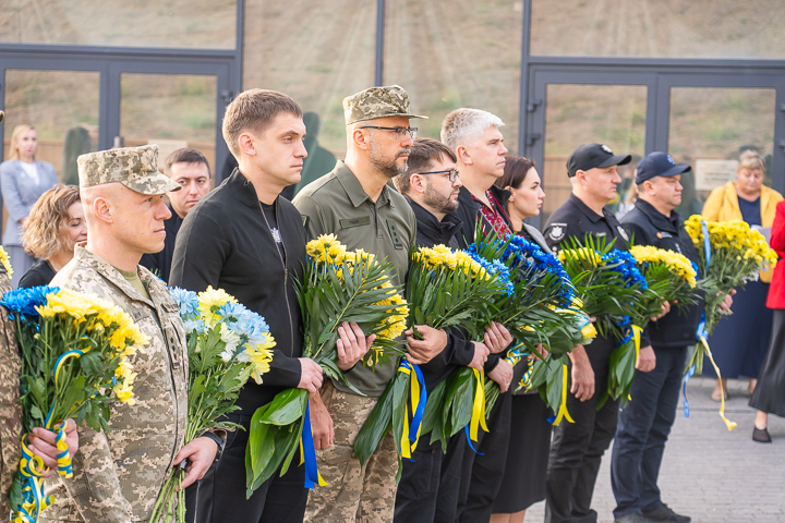 День Захисників та Захисниць України - у Запоріжжі вшанували пам'ять полеглих воїнів