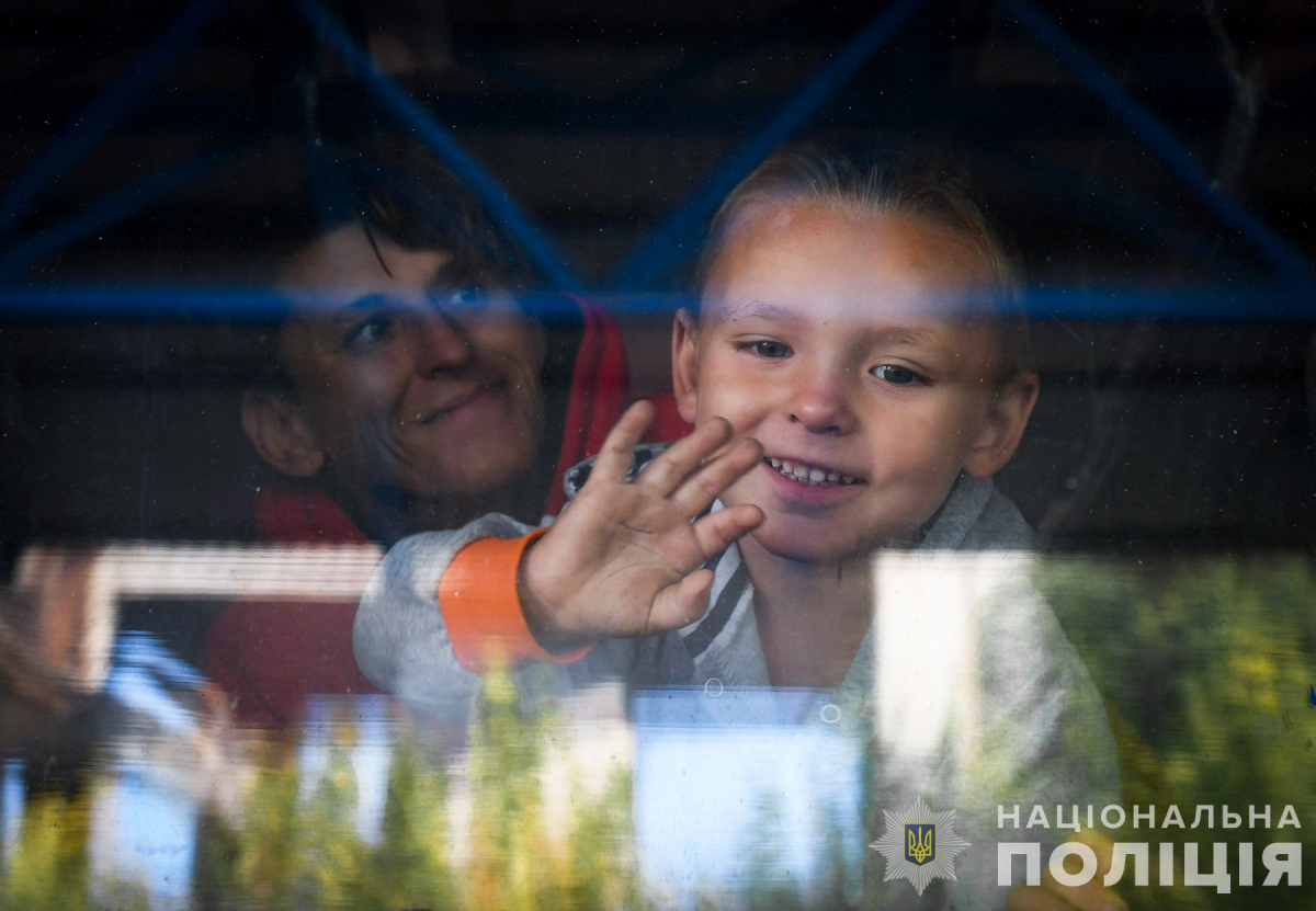 Ховалися від обстрілів за стіною хліву - поліцейські евакуювали з Приморського багатодітну сім’ю