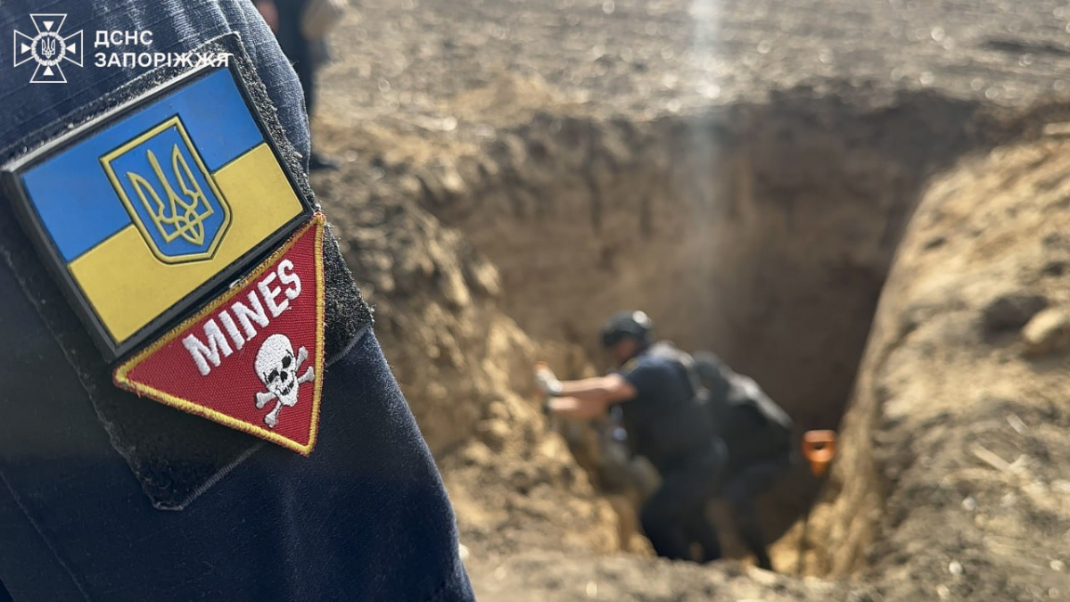 На Запоріжжі посеред поля виявили півтонну російську авіабомбу (фото, відео)