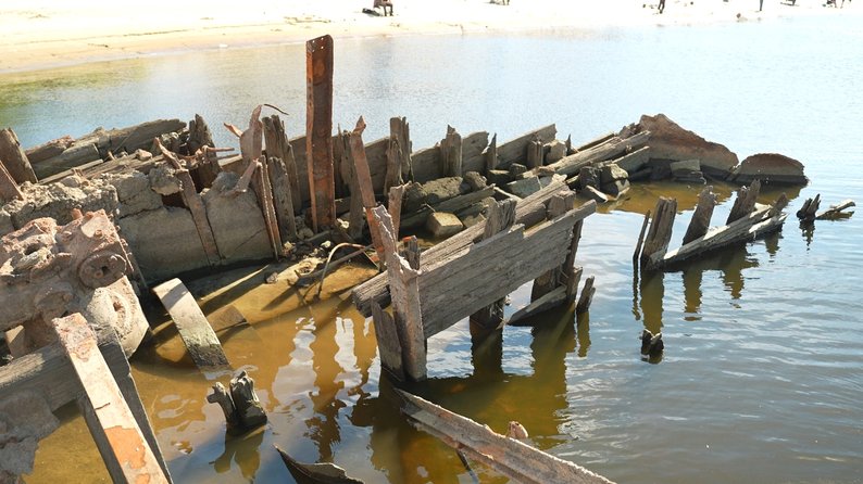 Понад 100 років пролежало під водою - у Запоріжжі знайшли старовинне судно на узбережжі Дніпра