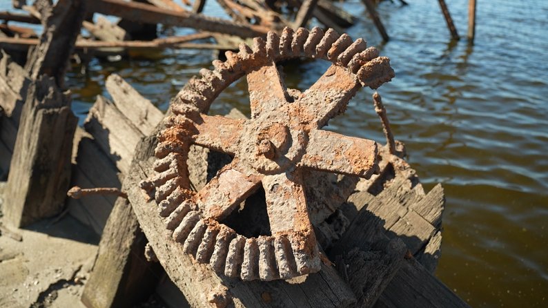 Понад 100 років пролежало під водою - у Запоріжжі знайшли старовинне судно на узбережжі Дніпра